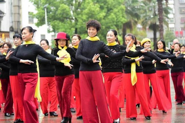 退休大妈照刷屏：离开集体主义 灵魂便无处安放