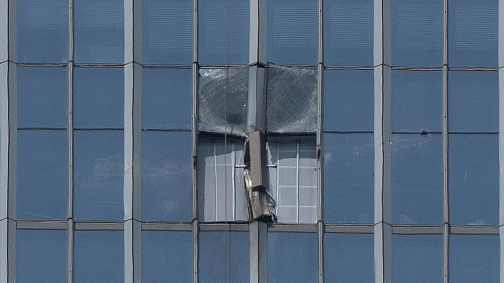 6月27日，北京最高建筑中信大厦，又称“中国尊”，一处因小型飞机撞击而受损的部位已被封挡。