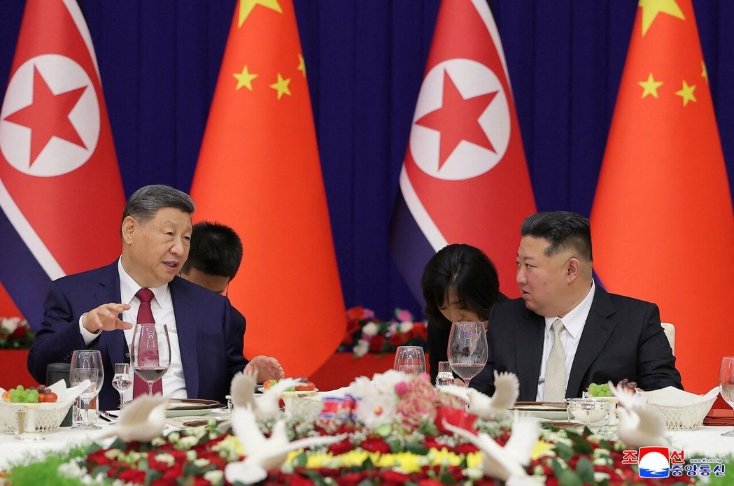 朝中社报导,北韩国务委员会委员长金正恩7月1日致电中共总书记习近平,祝贺中国共产... 朝中社报导,北韩国务委员会委员长金正恩7月1日致电中共总书记习近平,祝贺中国共产...