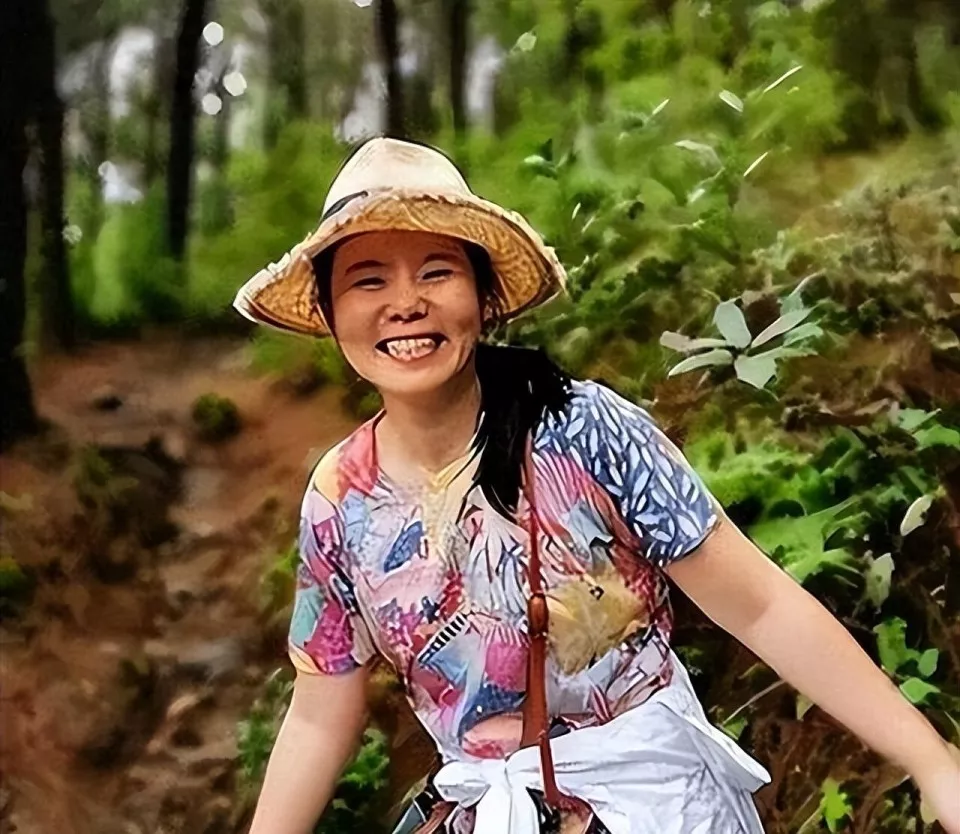 50岁龚琳娜现状：离婚后在云南独居，自己潇洒