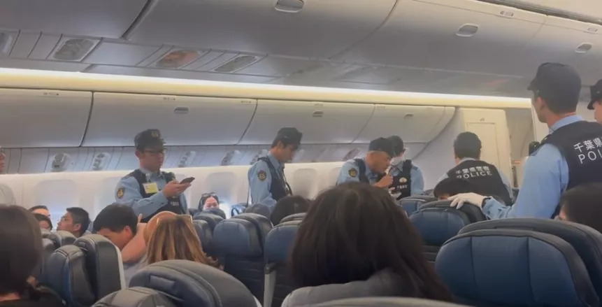 美联航备降内幕曝光!大妈朝空姐扔餐具、吐口水…