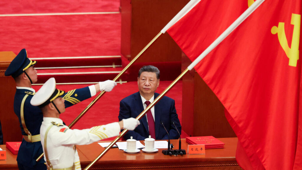 2026年7月1日,在中国北京人民大会堂举行的庆祝中国共产党成立105周年仪式上,中国人民解放军仪仗队高举党旗,中共总书记习近平在旁观礼。 2026年7月1日,在中国北京人民大会堂举行的庆祝中国共产党成立105周年仪式上,中国人民解放军仪仗队高举党旗,中共总书记习近平在旁观礼。