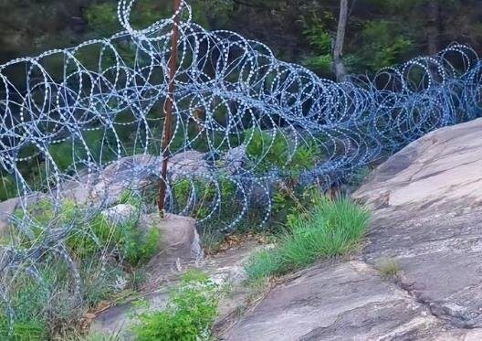 泰山景區設135公里刀片網防驢友闖入,引發爭議。視頻截圖