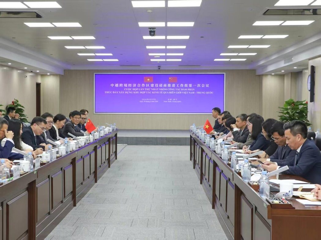 6月29日大陆商务部副部长凌激与越南工贸部副部长潘氏胜在广西南宁共同召开中国—越... 6月29日大陆商务部副部长凌激与越南工贸部副部长潘氏胜在广西南宁共同召开中国—越...