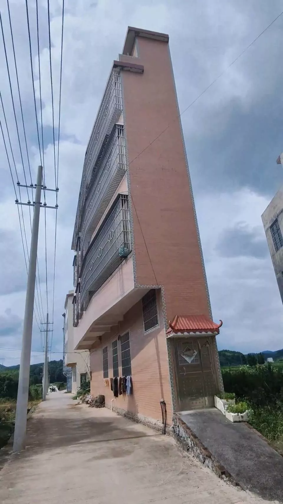 郴州一农村自建房走红,最窄处仅有一门宽
