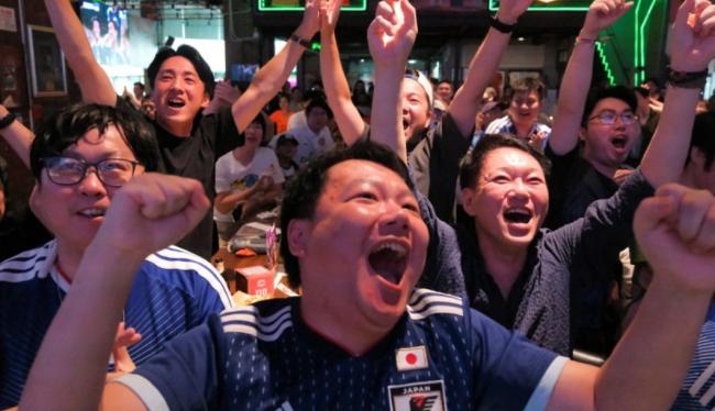 中国球迷穿日本队战衣看比赛 官媒发飙