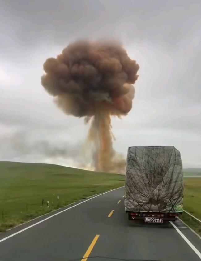 中国“北境公路之王”爆炸 现场蘑菇云冲天