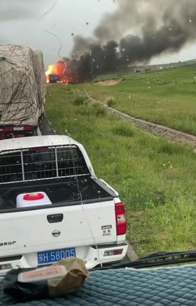中国“北境公路之王”爆炸 现场蘑菇云冲天