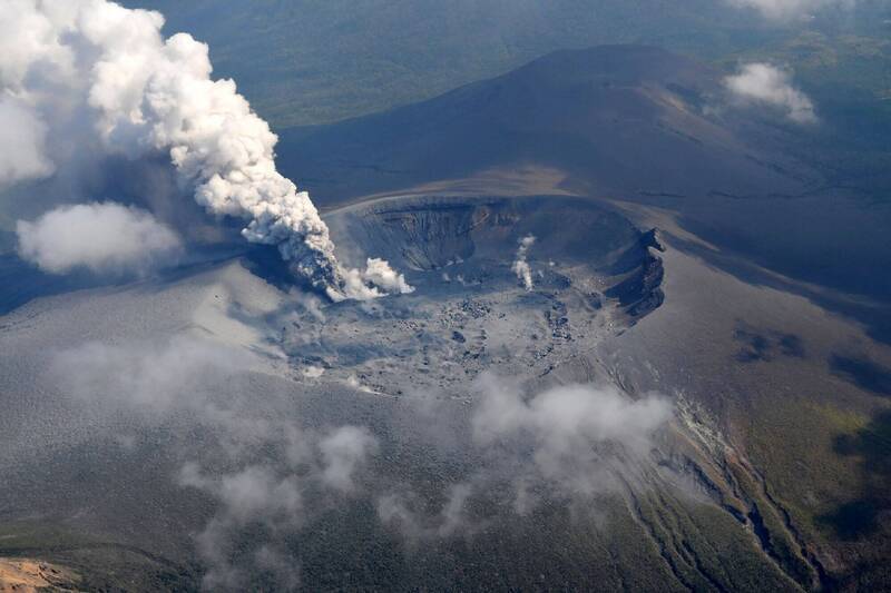 日本熊本县阿苏火山观光直升机坠毁，导致2名台湾旅客、1名日籍驾驶丧命，当局将于6月15日起展开机身和遗体收回作业。阿苏火山示意图。（美联社）
