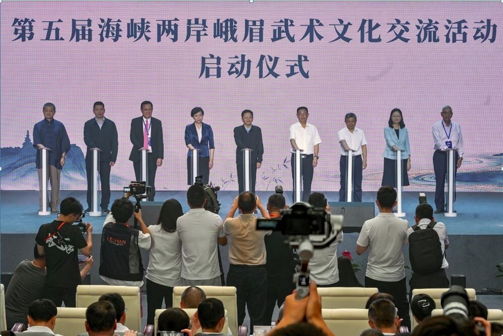 第五届海峡两岸峨眉武术文化交流活动,在乐山开幕。图/本报四川乐山传真 第五届海峡两岸峨眉武术文化交流活动,在乐山开幕。图/本报四川乐山传真