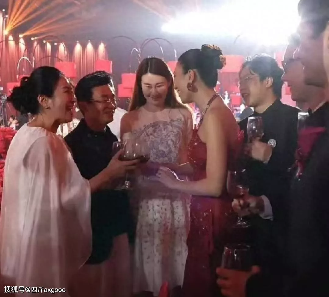 王宝强携女友冯清现身婚礼，大方与众人寒暄