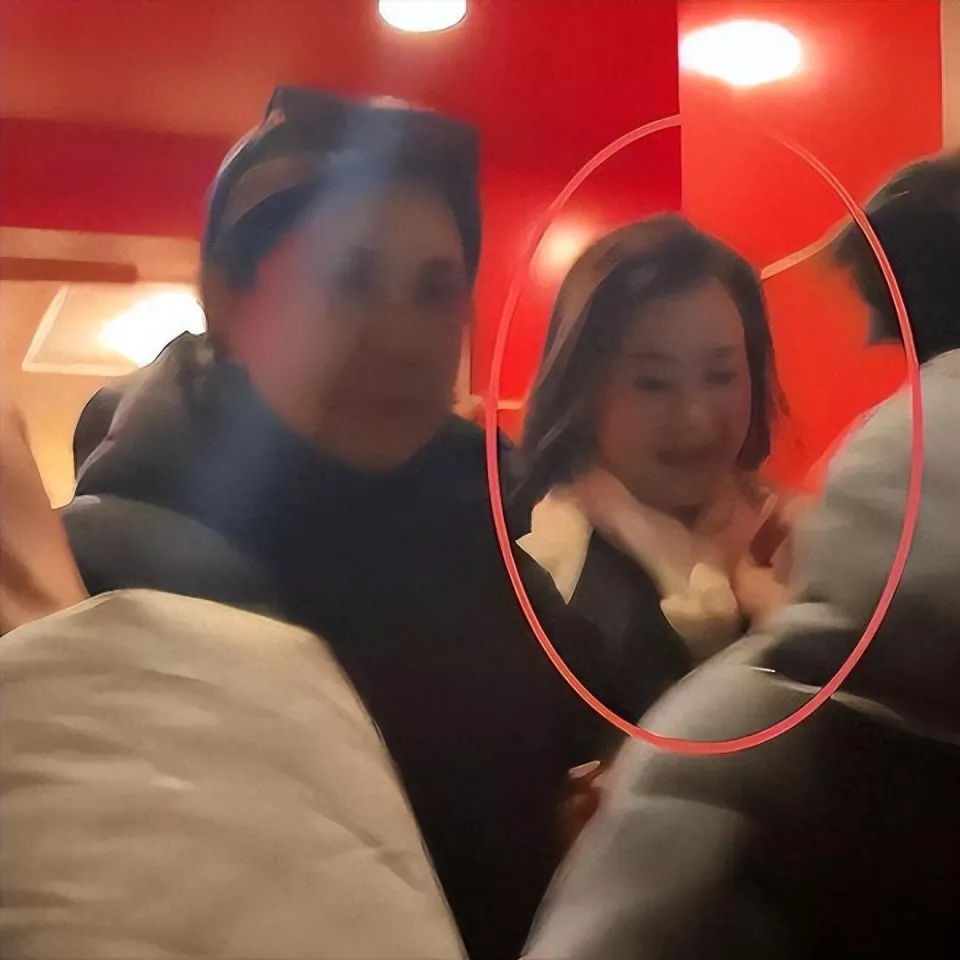 宋祖英与丈夫约定结婚不生育,39岁却生下儿子,今59岁身材如少女