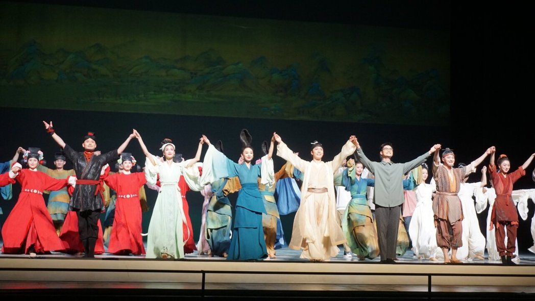 中国东方演艺集团舞蹈诗剧《只此青绿》近日在台上演,图为7月2日《只此青绿》台湾首... 中国东方演艺集团舞蹈诗剧《只此青绿》近日在台上演,图为7月2日《只此青绿》台湾首...