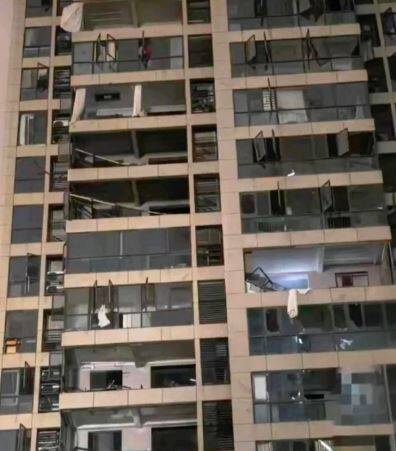 鄂州市1高層住宅的4人家庭,在試圖關窗時,竟有3人不幸被風捲出室外最後墜樓而亡。(圖擷取自X) 鄂州市1高层住宅的4人家庭,在试图关窗时,竟有3人不幸被风卷出室外最后坠楼而亡。 (图撷取自X)