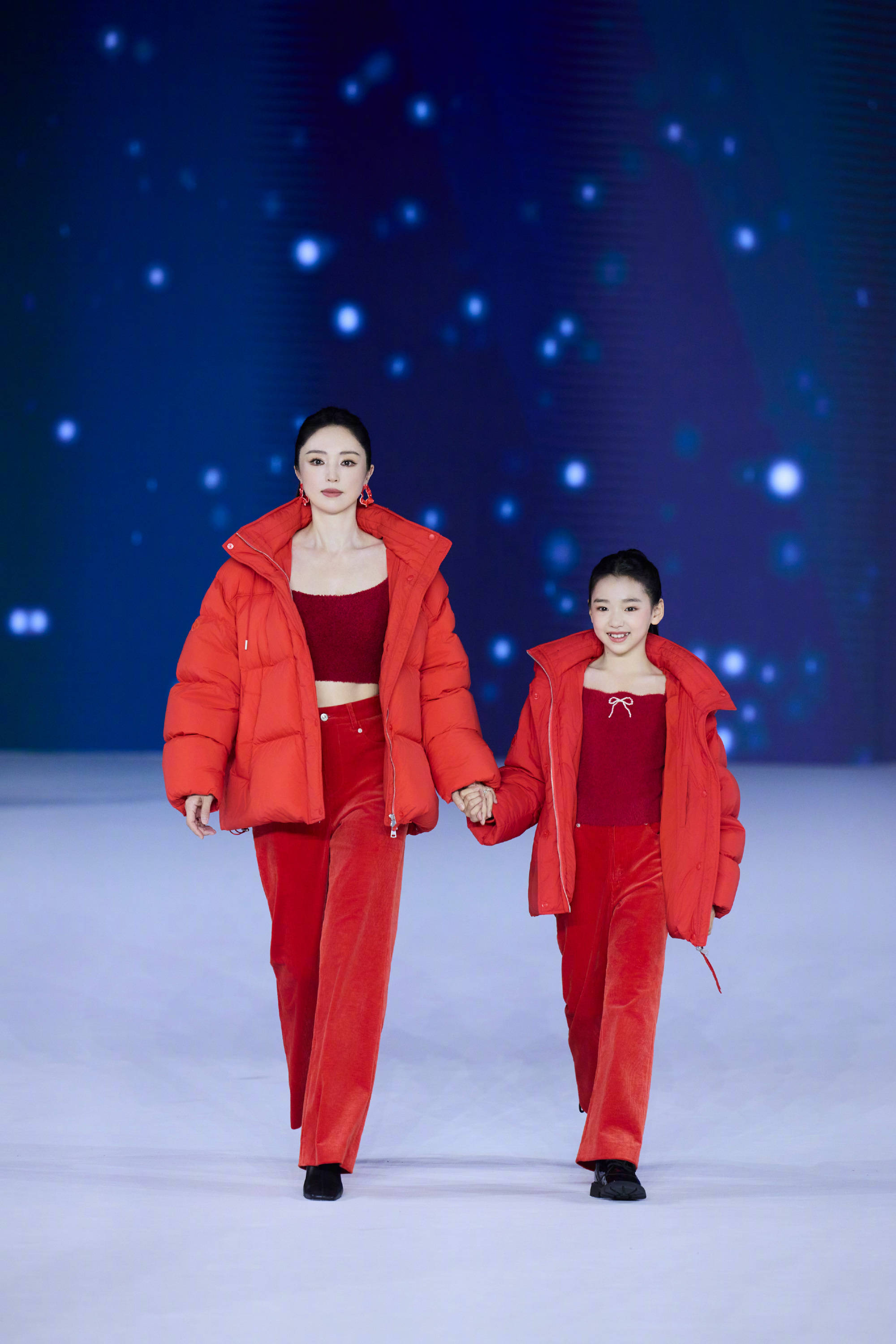董璇与小酒窝同台牵手走秀 “母女花”亲密贴贴好养眼