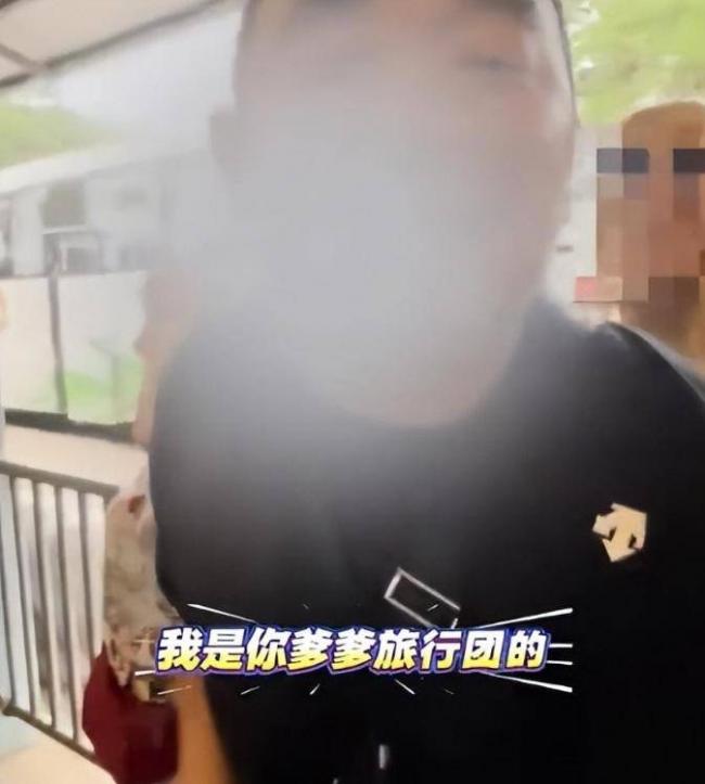 骂完同胞后，对着老外笑：北京导游事件后续来了