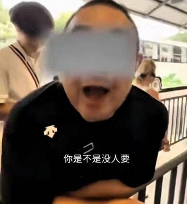 骂完同胞后，对着老外笑：北京导游事件后续来了