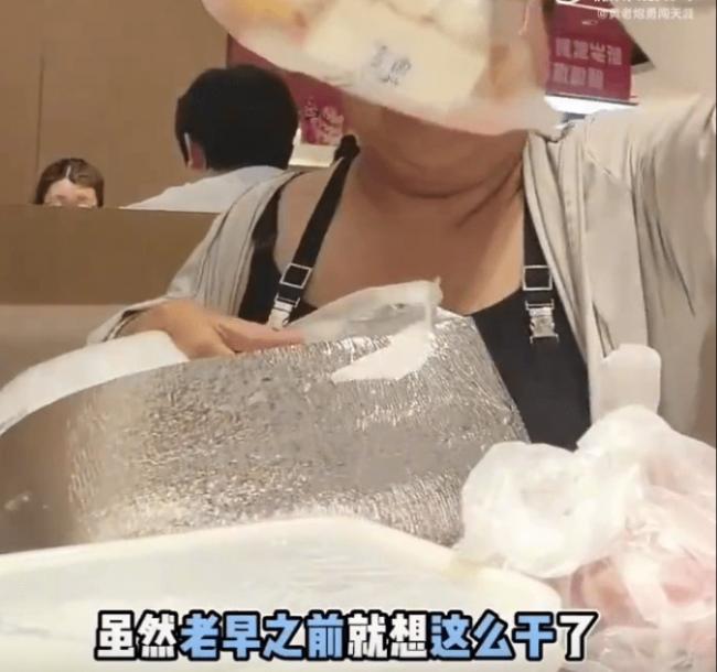 海底捞上海女客自备食材狂扫零食  遭全网围攻