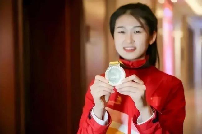 从工厂女工到世界冠军，00后女孩逆袭成人生赢家