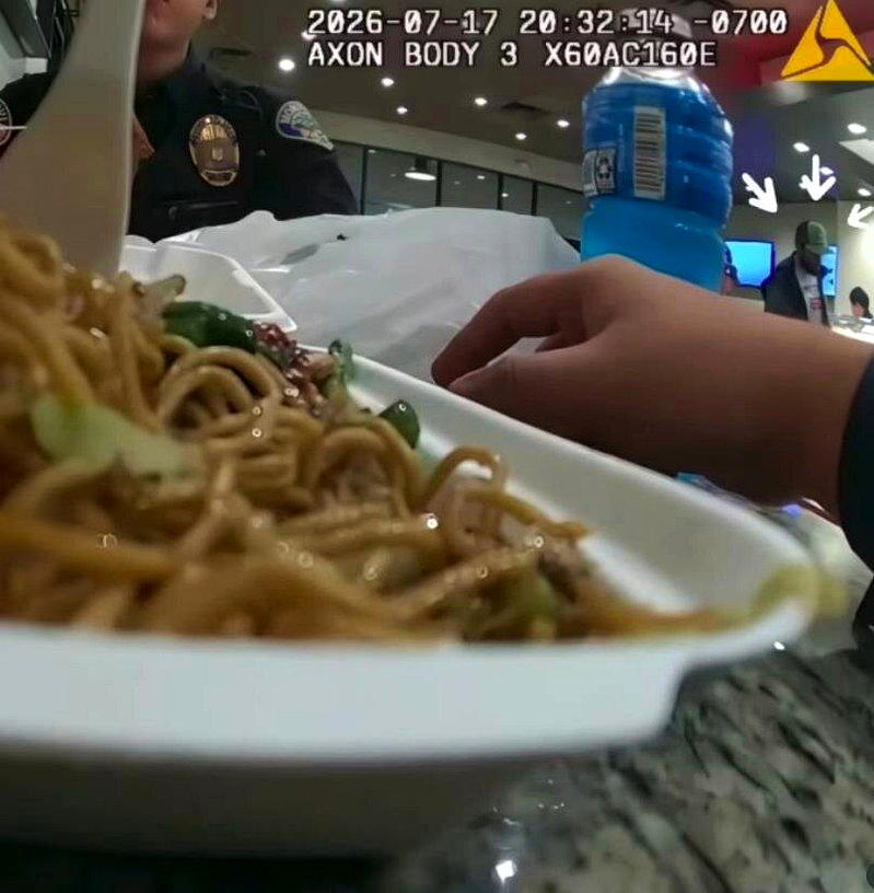 警察正在熊猫快餐吃面,被通缉男子出现。 (蒙罗维亚警局Instagram)