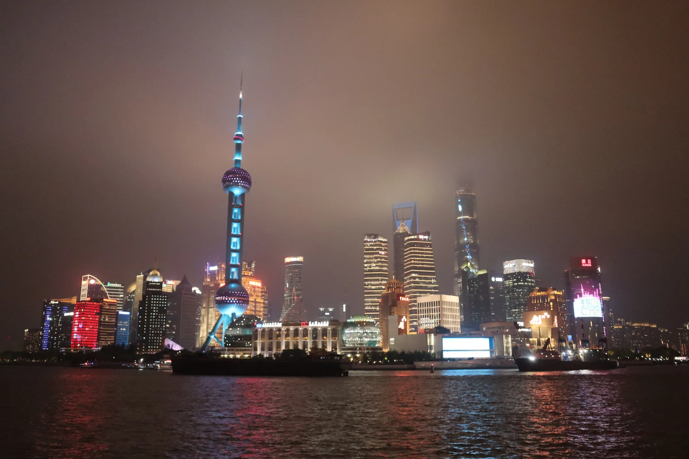 中國上海外灘,隔著黃浦江遙望對面的東方明珠和陸家嘴。(馬安妮 攝)