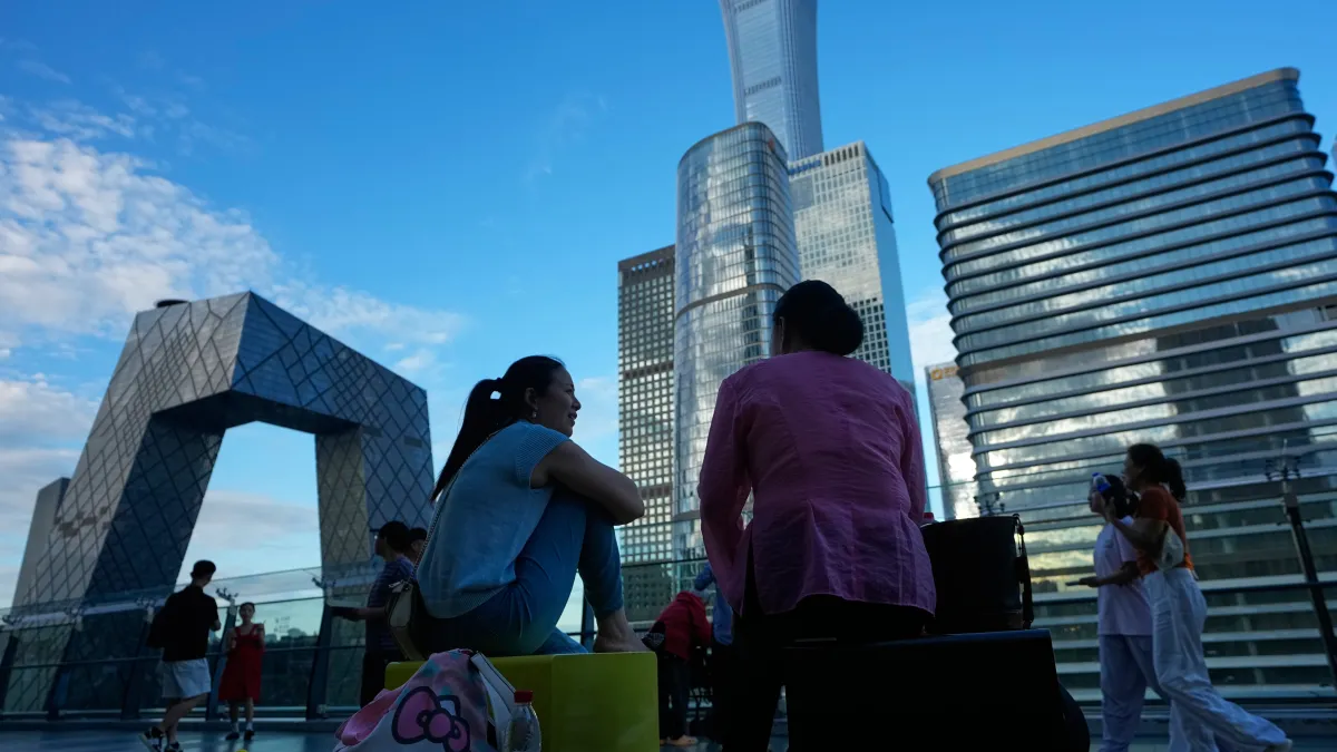 中國的經濟成長率與消費始終低迷,引發擔憂。圖為北京央視大樓附近的民眾(美聯社)
