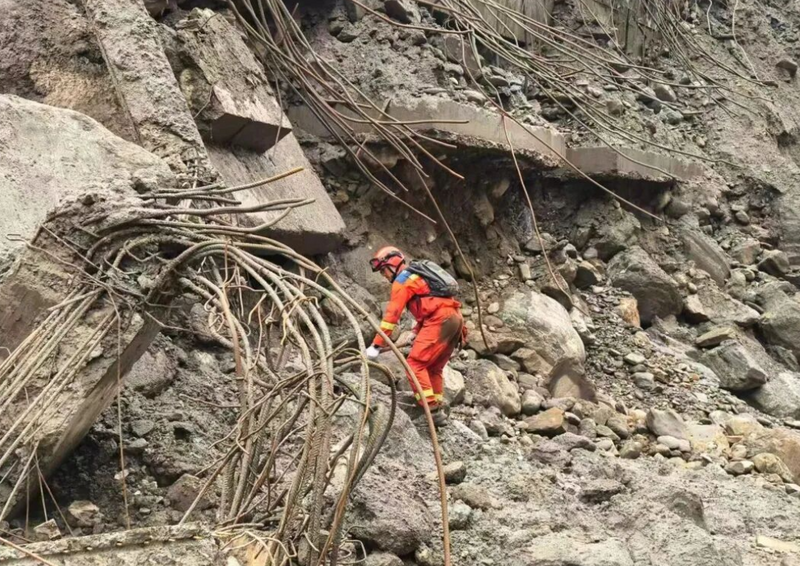 中国西藏吉隆口岸联检大楼在洪灾中遭到淹没,大楼只剩下钢筋瓦砾看不出原貌。(图撷自微博)