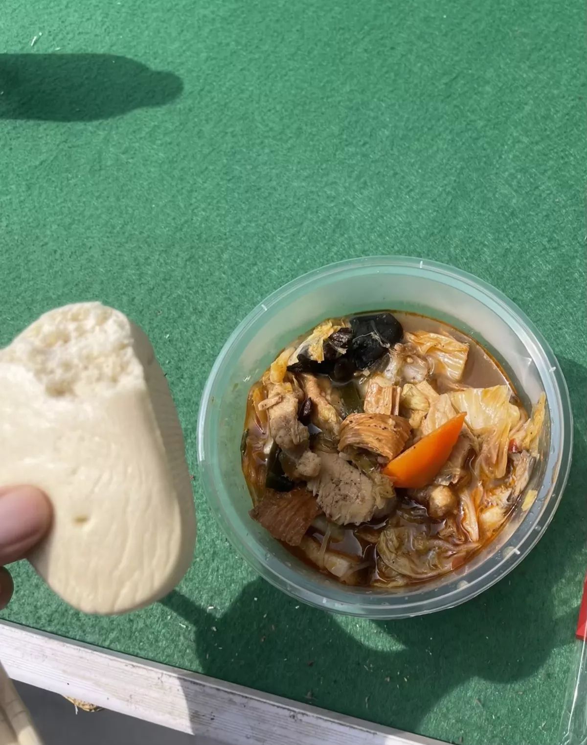 游客领取免费的大烩菜和馒头（当事人供图）