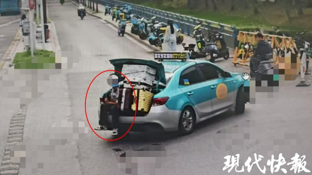 出租车后备箱放多个行李箱还坐了个人 咋回事？