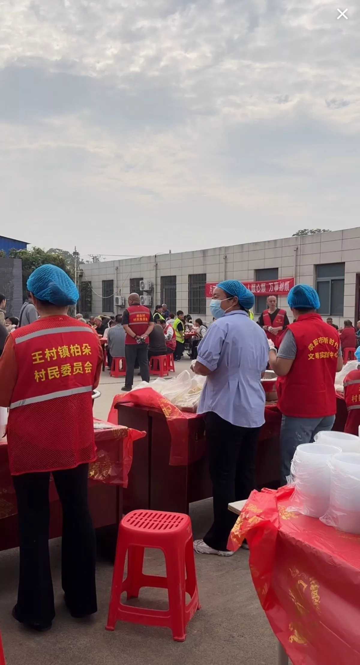 志愿者们正在服务村民和游客（当事人供图）